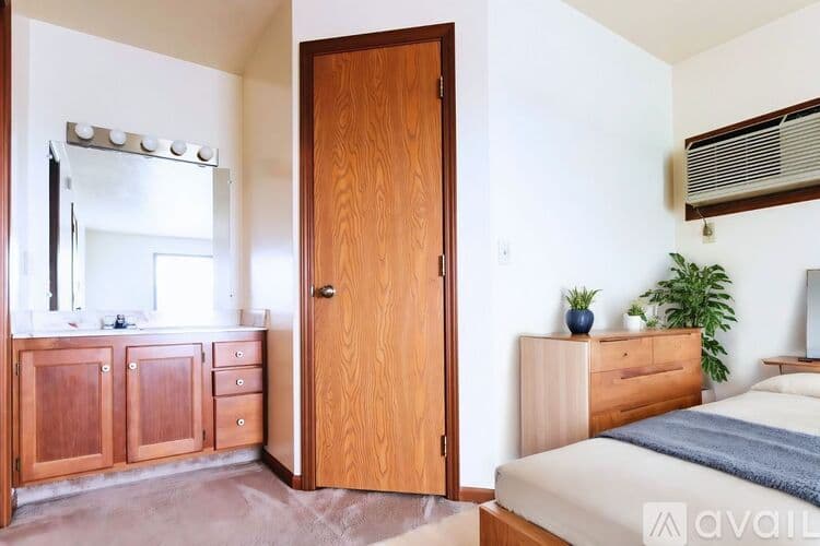 Woodburn Apartment: 22156 Maple Ct
