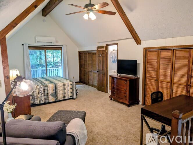 Dillard House: 26 Buttermilk Cir