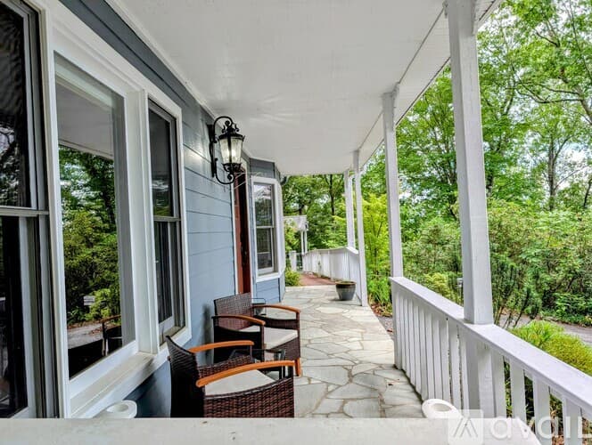 Clayton House: 524 Stornoway Dr