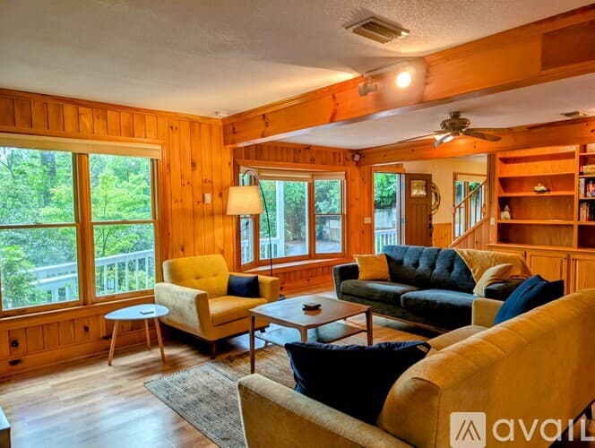 Clayton House: 524 Stornoway Dr