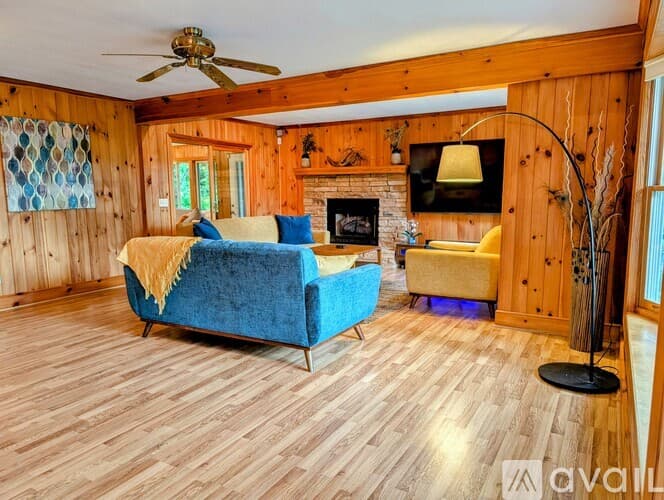 Clayton House: 524 Stornoway Dr