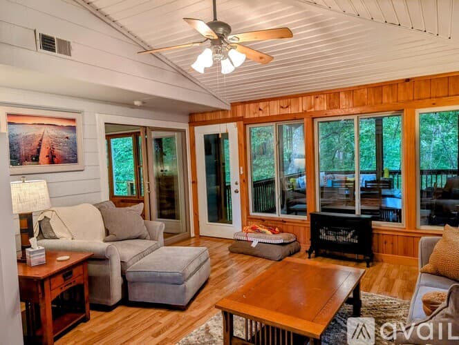 Clayton House: 524 Stornoway Dr