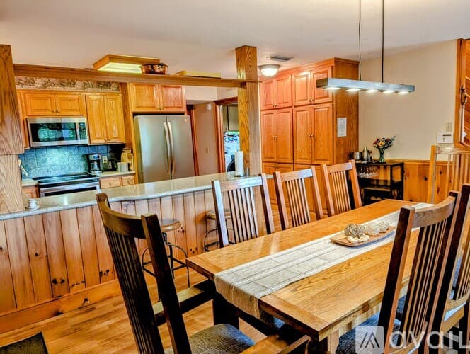 Clayton House: 524 Stornoway Dr