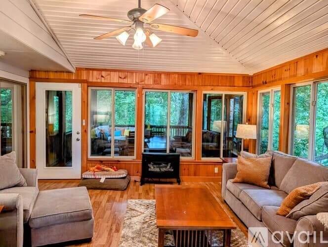 Clayton House: 524 Stornoway Dr
