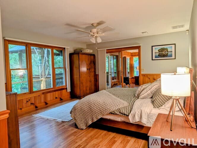 Clayton House: 524 Stornoway Dr