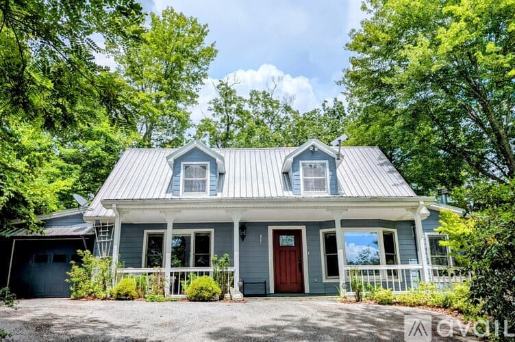Clayton House: 524 Stornoway Dr