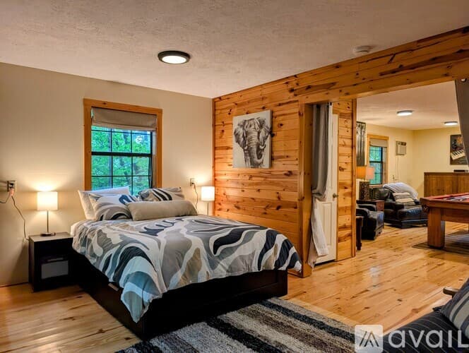 Clayton House: 524 Stornoway Dr