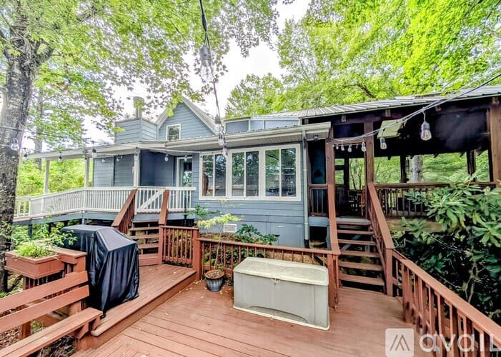 Clayton House: 524 Stornoway Dr