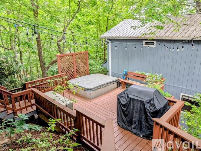 Clayton House: 524 Stornoway Dr