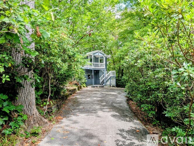 Clayton House: 524 Stornoway Dr
