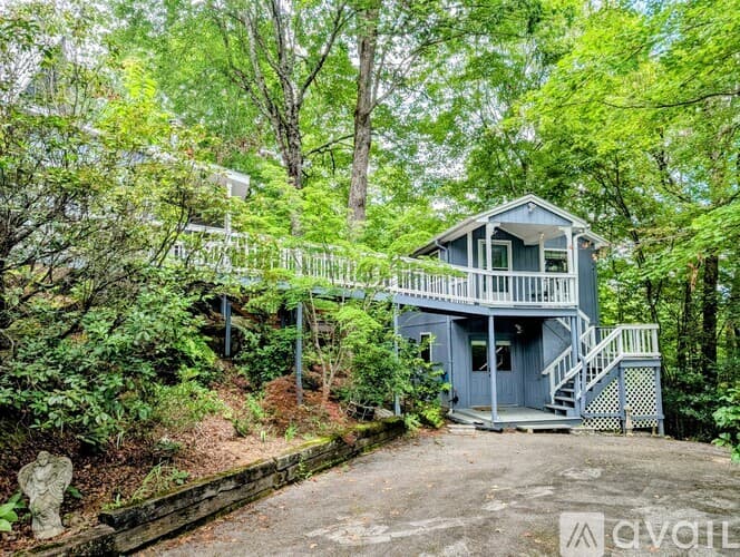 Clayton House: 524 Stornoway Dr