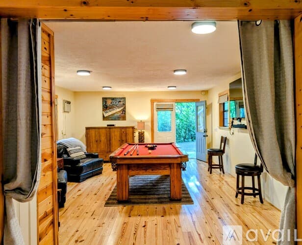 Clayton House: 524 Stornoway Dr