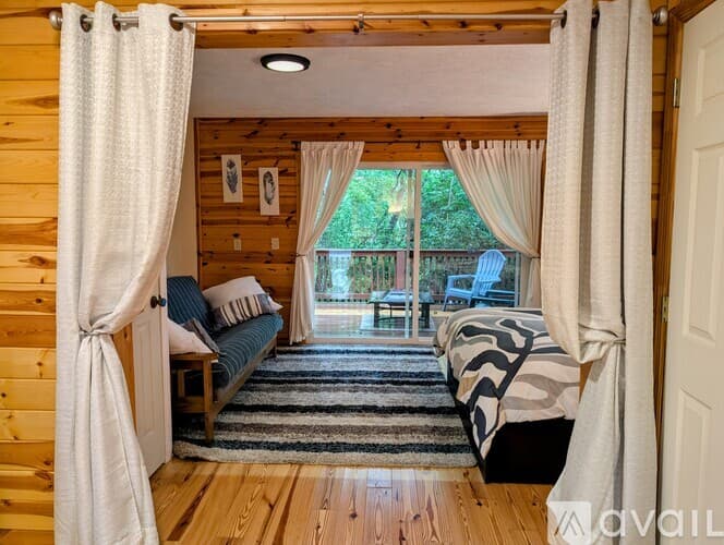 Clayton House: 524 Stornoway Dr