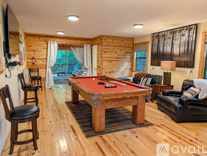 Clayton House: 524 Stornoway Dr