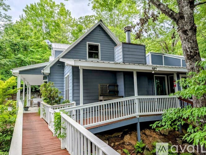 Clayton House: 524 Stornoway Dr