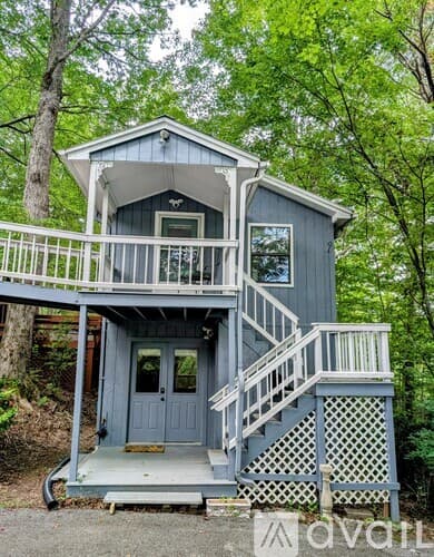 Clayton House: 524 Stornoway Dr