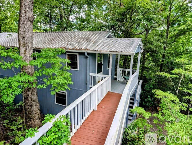Clayton House: 524 Stornoway Dr