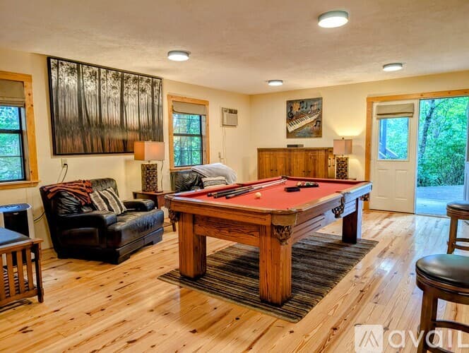 Clayton House: 524 Stornoway Dr
