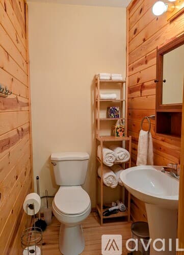 Clayton House: 524 Stornoway Dr