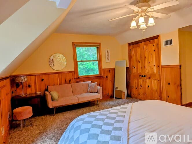 Clayton House: 524 Stornoway Dr