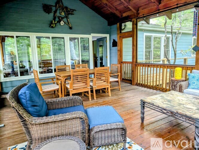 Clayton House: 524 Stornoway Dr