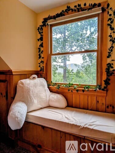 Clayton House: 524 Stornoway Dr