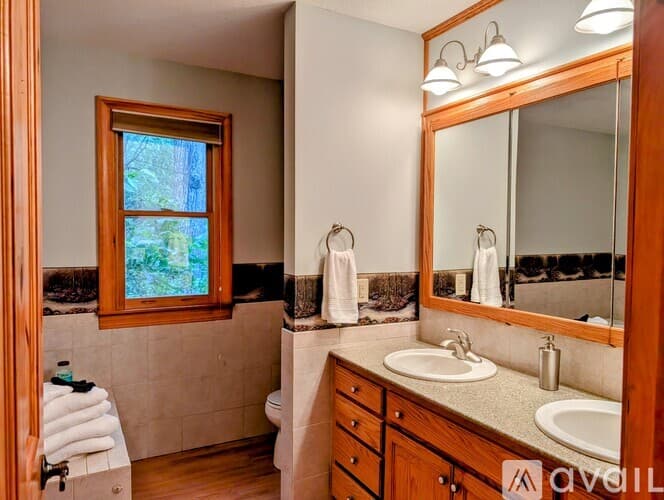 Clayton House: 524 Stornoway Dr