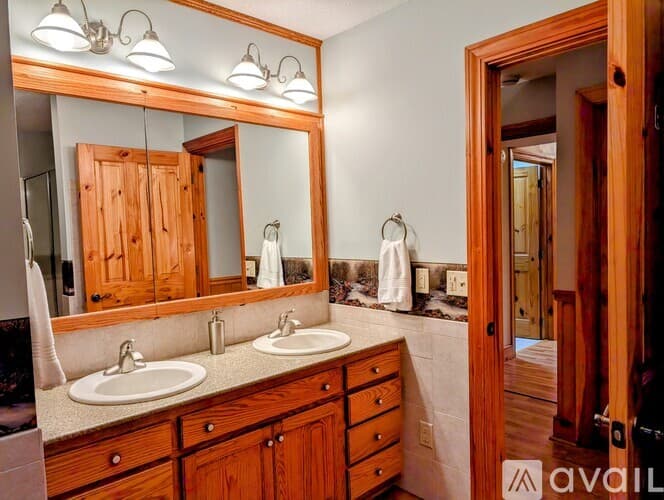 Clayton House: 524 Stornoway Dr