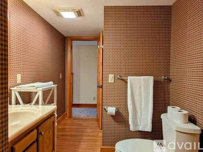 Clayton House: 524 Stornoway Dr