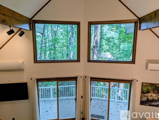 Dillard House: 26 Buttermilk Cir