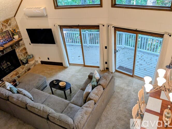 Dillard House: 26 Buttermilk Cir