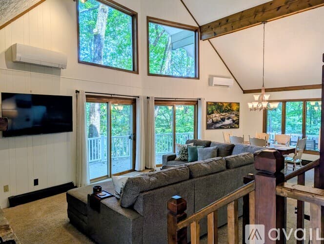 Dillard House: 26 Buttermilk Cir