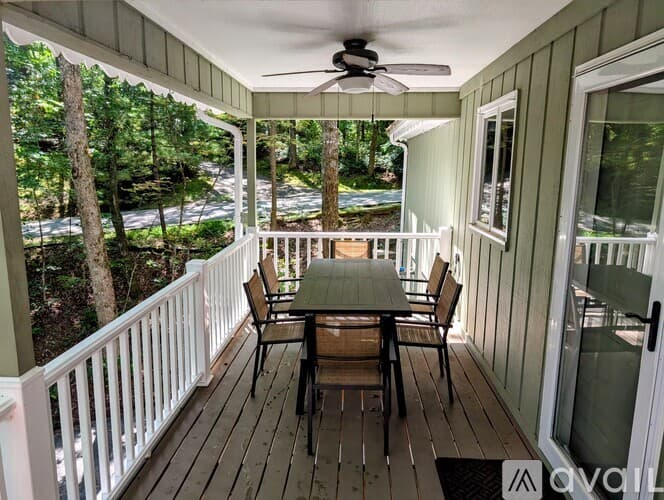 Dillard House: 26 Buttermilk Cir