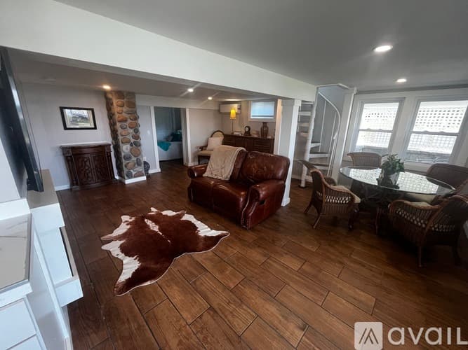 Narragansett House: 46 Flintstone Rd
