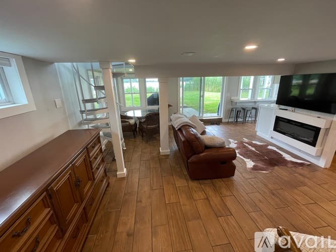 Narragansett House: 46 Flintstone Rd