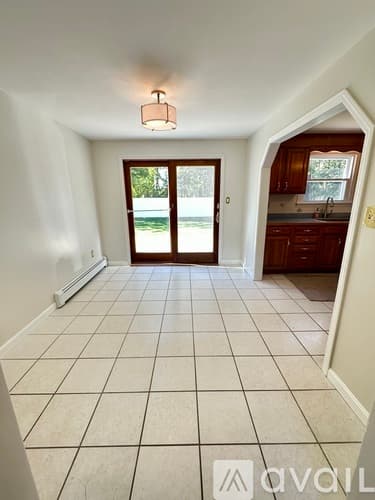 Salem Townhome: 14 Clare Lane