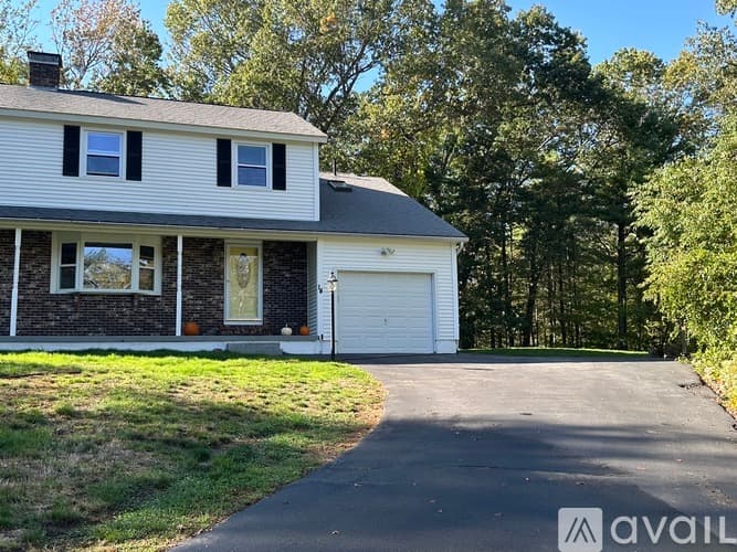 Salem Townhome: 14 Clare Lane