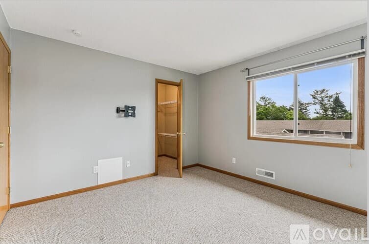 Eagan House: 3252 Dodd Lane