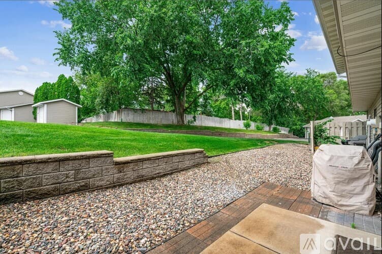 Eagan House: 3252 Dodd Lane
