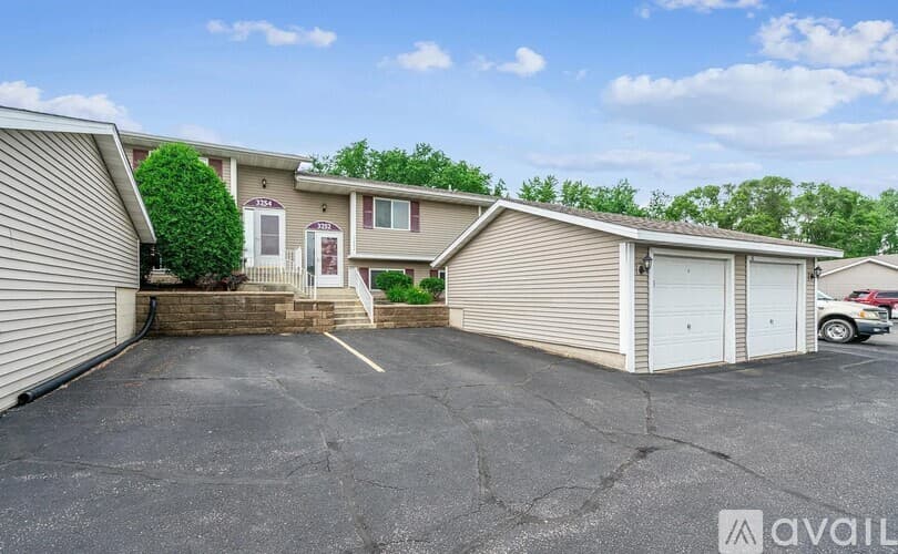 Eagan House: 3252 Dodd Lane