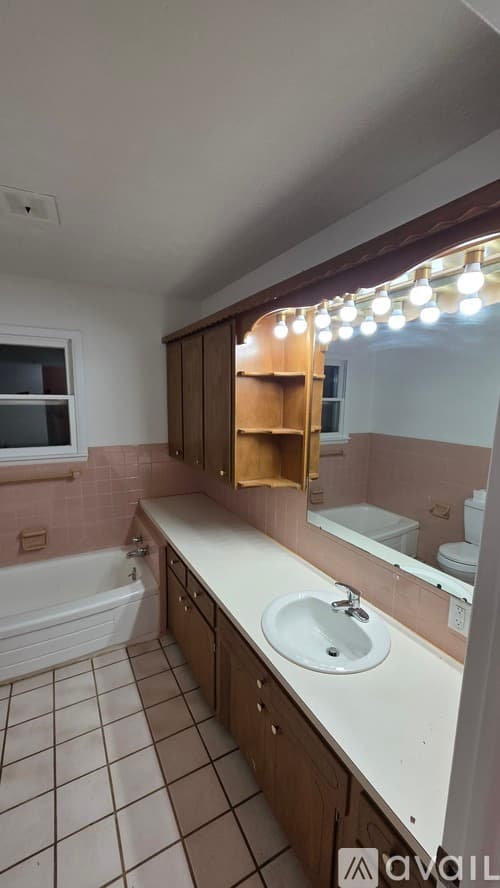 Bolivar House: 808 S Elgin Ave