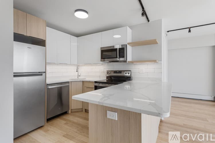 Chicago Apartment: 6166 N Sheridan Rd