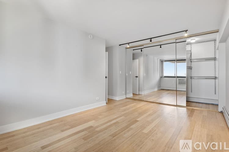 Chicago Apartment: 6166 N Sheridan Rd