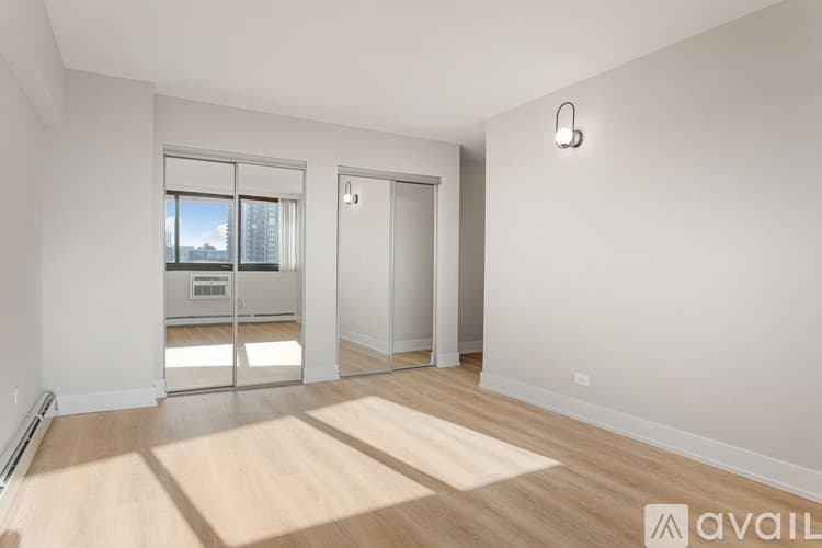 Chicago Apartment: 6166 N Sheridan Rd
