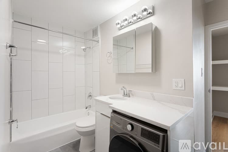Chicago Apartment: 6166 N Sheridan Rd