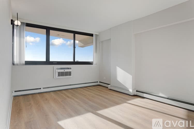 Chicago Apartment: 6166 N Sheridan Rd
