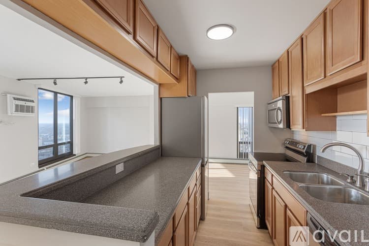 Chicago Apartment: 6166 N Sheridan Rd