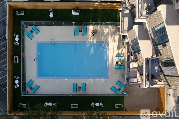 Chicago Apartment: 6166 N Sheridan Rd