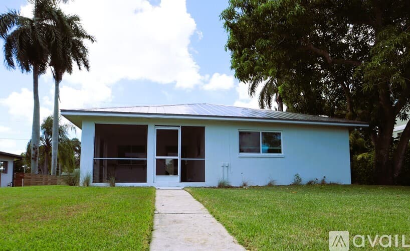 Bonita Springs House: 217 3rd St
