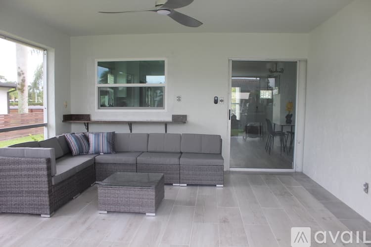 Bonita Springs House: 217 3rd St